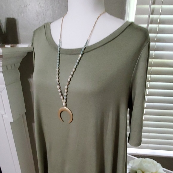 *ONLY 2 LEFT* Janet Slit Back Top - Picture 2 of 5